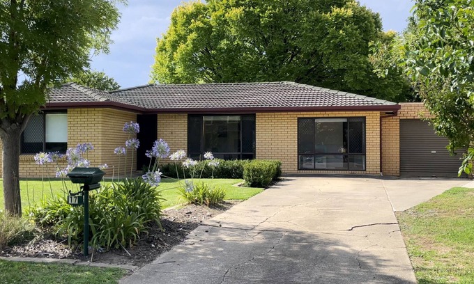 Lake Albert House | Layla's Lakeside 4 bedroom lakeside home with yard, air con & close to shops.
