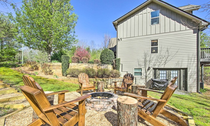 East Ellijay Cabin | 'Lazy Bear Lodge' ~ 2 Mi to Downtown Ellijay!
