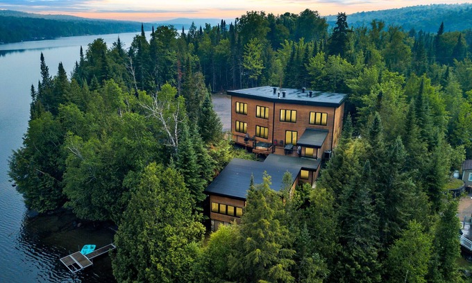 La Minerve Ski Chalet | Lazy Bear Luxurious Waterfront Chalet with 4 Bedrooms and Hot Tub