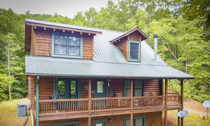 Blairsville Cabin | Lazy Bear Retreat. Awesome 3 Bedroom 3 Bath Cabin with Internet access.