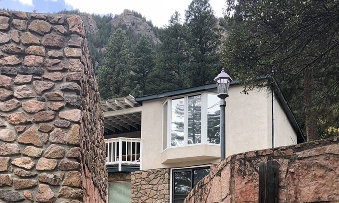 Green Mountain Falls House | Lazy Bear Lookout: Spacious modern mountain retreat