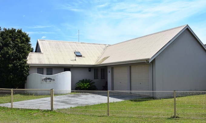 Hat Head House | Lazy Choose-Day is a delightful three-bedroom holiday home in the heart of picturesque Hat Head.