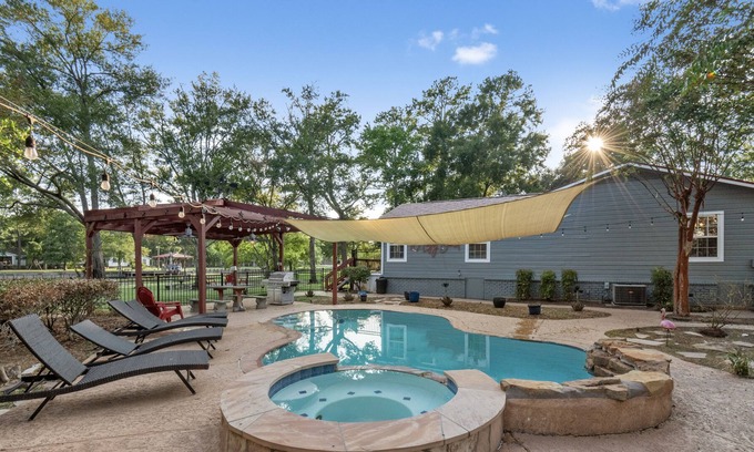 Oakhurst House | Lazy Days at 10 Lazy Bend. Comfortable family house sleeps 10 w pool/hot tub