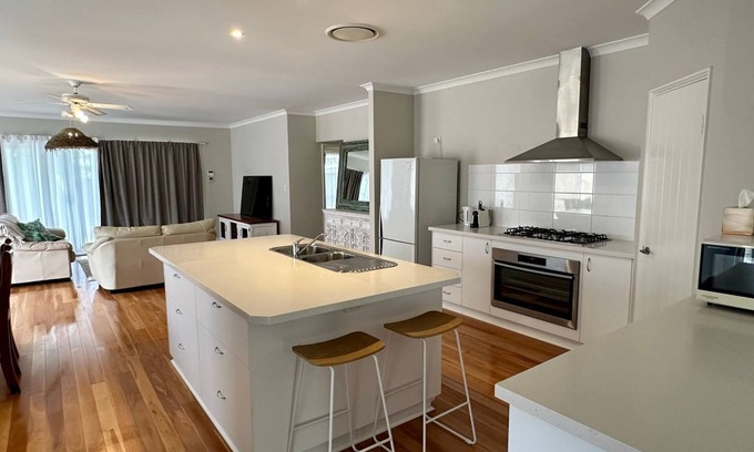Broadwater House | Lazy Daze on Davies - Broadwater