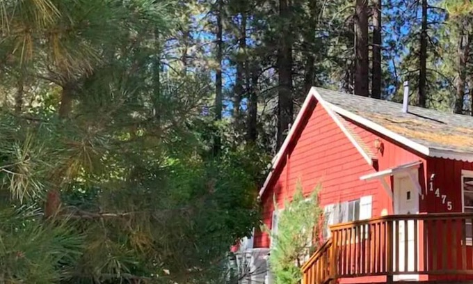 Wrightwood Apartment | LC · Fire pit/Fireplace/3 blks2Village/Pet-kid friendly