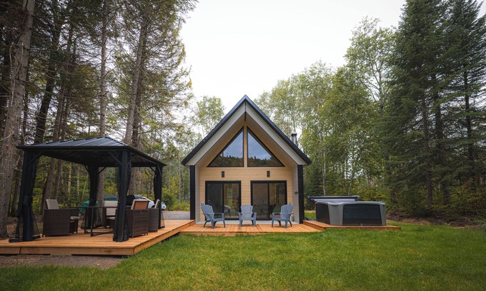 Mauricie Ski Chalet | Le bébé falaise - Waterfront!