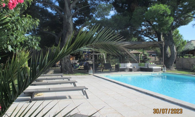 Noves Apartment | Le Beaulieu LE CIGALOU studio in villa with swimming pool