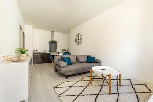 Castelsarrasin Apartment | LE BLEU - Lumineux, 1 chambre, salle de bain moderne