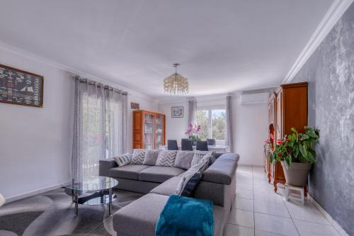 Nans-les-Pins Apartment | Le Bonheur d'Accueillir - Apt de 120 m2 avec jardin