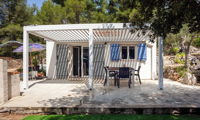 Sanary-sur-Mer House | Le Cabanon de Valérie' with 45 m² of indoor space and 700 m² garden with private parking.
