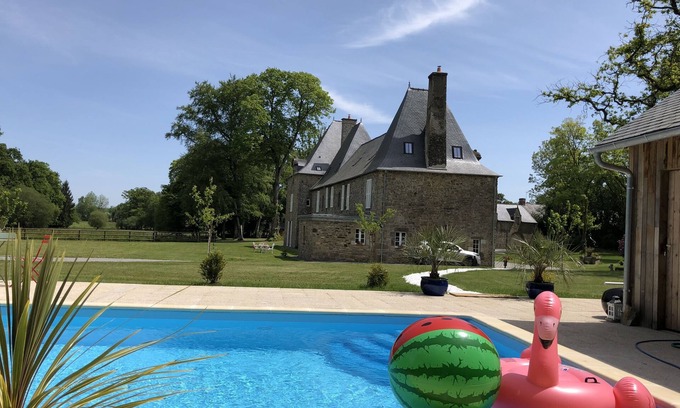 Saint-Leger-des-Pres Bed & Breakfast | Le Château de la Croix Chemin