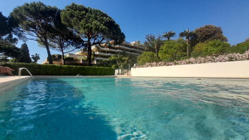 Cap-d'Antibes Apartment | Le Château de la Pinède - début Cap d'Antibes - garden flat, swimming pool, tennis