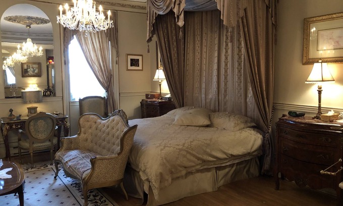 Saint-Jean-Baptiste Bed & Breakfast | Le Château du Faubourg B&B