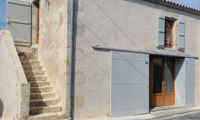 Marennes House | Le Chai house from the 19th century full of charm with its stone staircase.