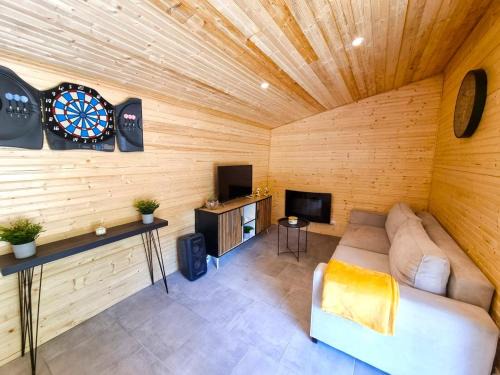 Les Trois Lacs Ski Chalet | Le chalet au bord de seine