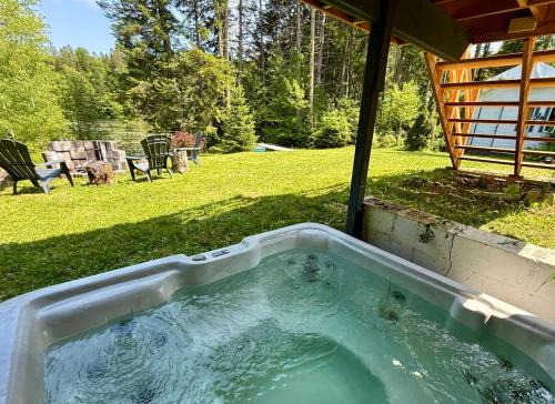 St-Adolphe-d'Howard Ski Chalet | Le Chalet Blanc, bord de lac & spa