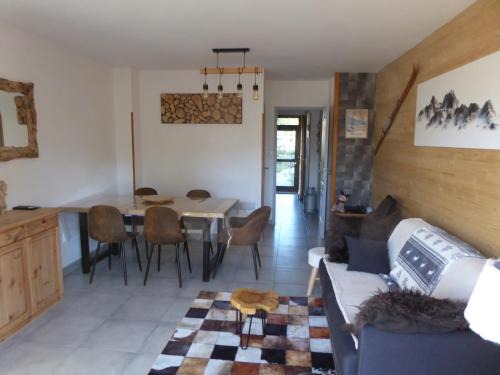 Superbolquere House | le chalet Cerdan - classé 3 étoiles - 5 personnes-2 chambres- parking -garage-jardin-WIFI-rénové en 2023