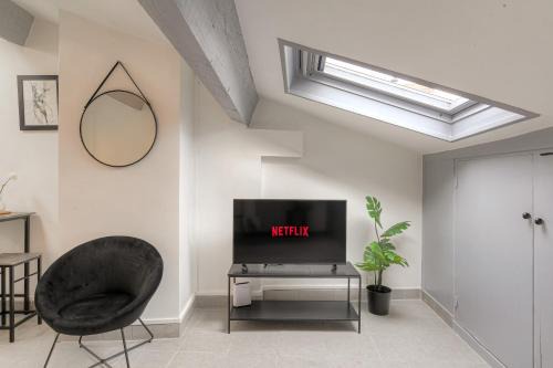 Vienne Apartment | Le Cléret, Studio douillet sous les toits