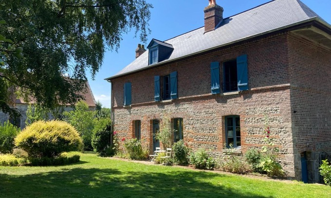 Longueil House | Le Clos de l'Église: Master House in Brick and Flint with River View
