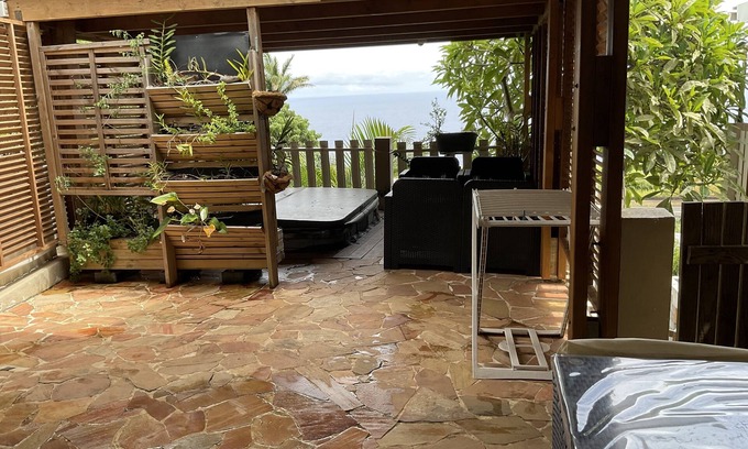 Petite-Ile Apartment | Le Corail - Appartement Avec Jacuzzi Privé Avec Terrasse vu sur mer