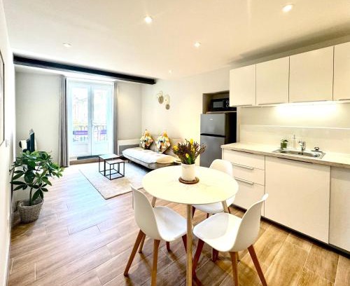 Orange Apartment | Le Cosy Bruey - Appartement Confort au Cœur du Centre Historique - Balcon & Patio