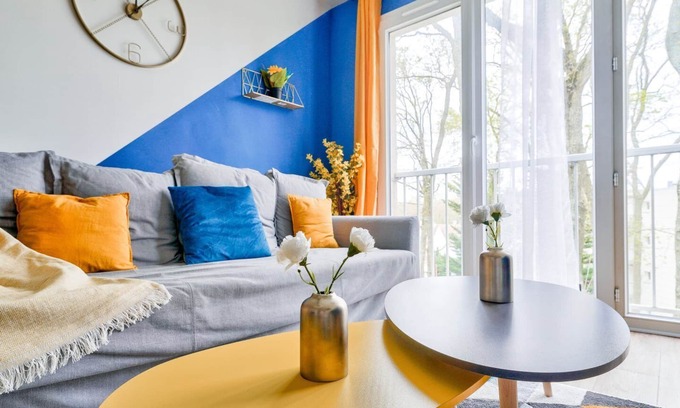 Les Aunettes Apartment | Le Cosy Yellow - Bright apartment 5 minutes from Evry station, free parking