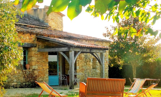 Saint-Amand-de-Coly House | Le Figuier is a holiday home in the Dordogne with a private swimming pool