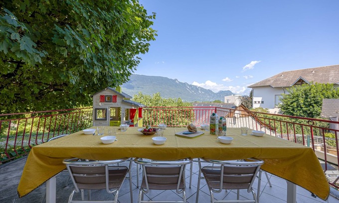 Voglans House | Le Gîte La Pierre Pons - vue montagne