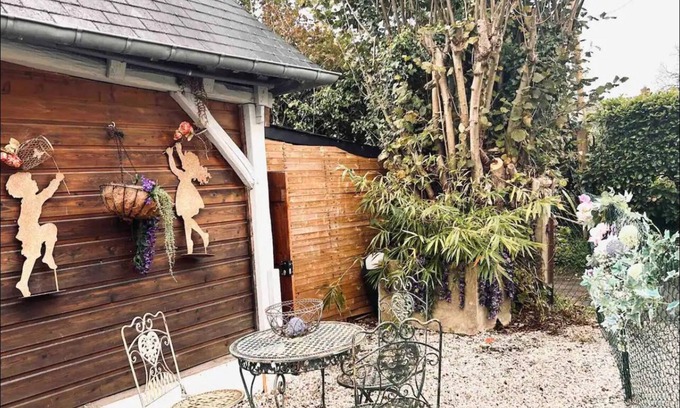 Fiquefleur-Equainville Apartment | Le grenier des initiés, in the countryside, 8 km from Honfleur.