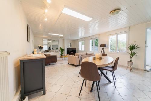 Chasseneuil-du-Poitou Apartment | Le Gué Sourdeau: 150m² 5 min from Futuroscope