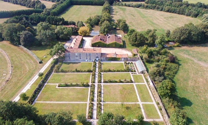 La Garnache Villa | Le Logis Du General - Ten Bedroom Villa, Sleeps 20