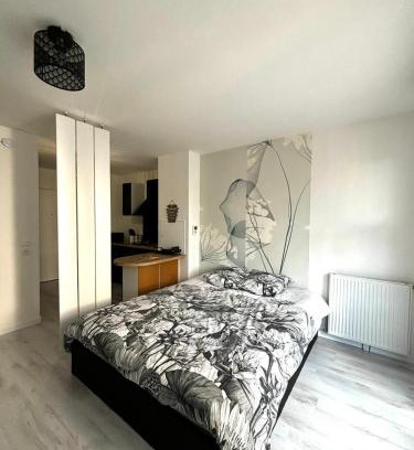 Trappes Apartment | Le Malia - Idéal PRO et COUPLE - Hyper centre - Proche VERSAILLES