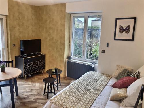 Nouvelle Ville Apartment | Le Mangin - Studio avec terrasse