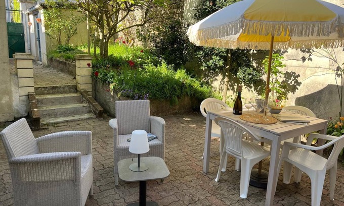 Amboise House | Le Passage du Roi: Historic TownHouse, Charming Courtyard - Steps from Chateau!