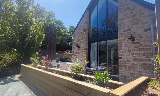 Ploudalmezeau House | Le petit moulin de Kerloroc, a haven of peace with swimming pool for lovers.