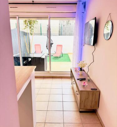 Saint-Denis Apartment | Le Petit Oasis
