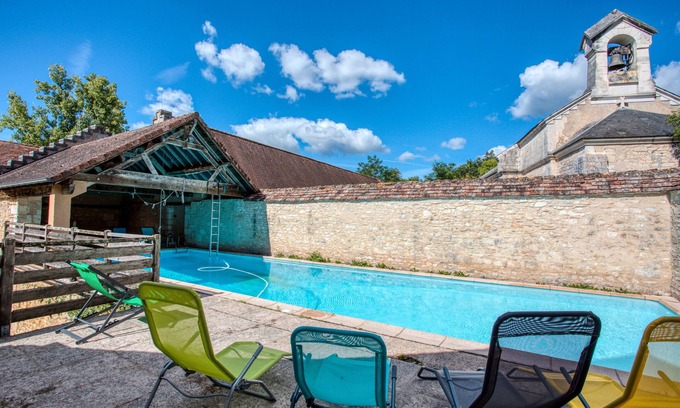 Mayac House | Le Pigeonnier – Characterful House with Garden and Shared Pool in Dordogne