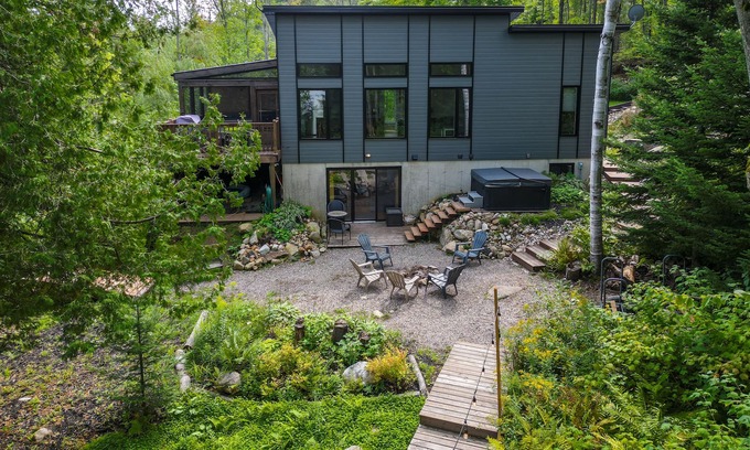 Sainte-Emelie-de-L'Energie Ski Chalet | Le Requin Skieur - Waterfront, Veranda and Spa