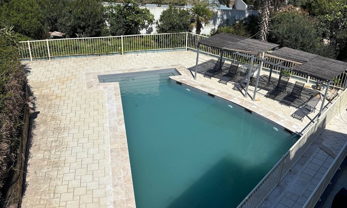 L'Ile-Rousse Apartment | Le Rocher - Front de mer - Appt pour 6 climatisé avec piscine