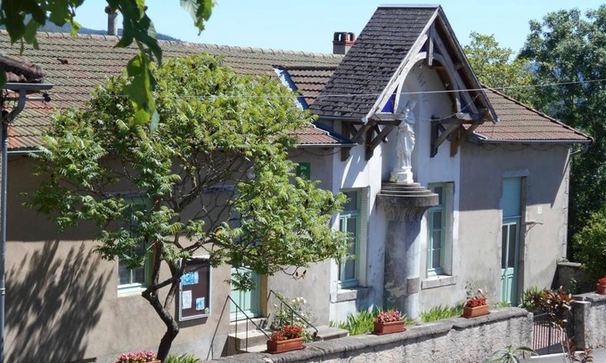 La Chabanne Cottage | Le Saillant Cottage: Bourbon Mountain Relax, Pets Welcome, Garden, up to 14 people