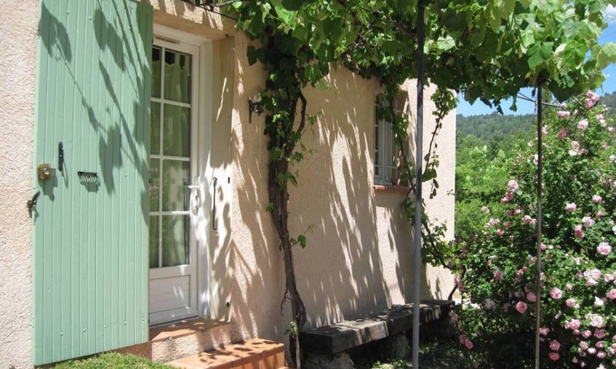 Moustiers-Sainte-Marie Condo | LE THYM house 500 meters from the village with private parking.