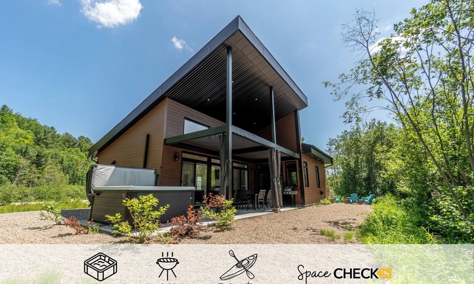 Saint-Alphonse-Rodriguez Ski Chalet | Le Toqué | Spa | Waterfront | Kayaks | Fireplace