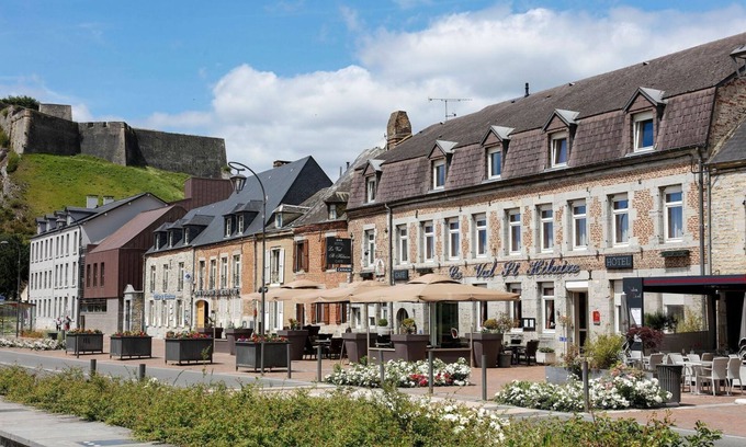 Givet Hotel | Le Val Saint Hilaire