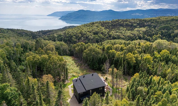 Baie-St-Paul Cottage | Le Versant Sud 7: River Views, Spa, BBQ, Serenity