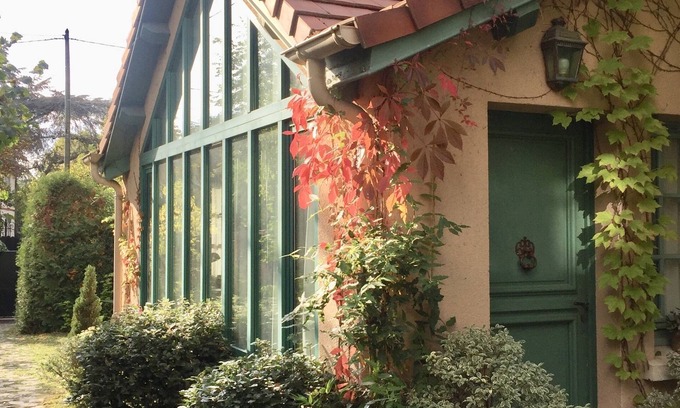 Le Vesinet House | Le VESINET- Paris 2 steps away- LITTLE ARTIST'S HOUSE-ATELIER, charm and greenery.