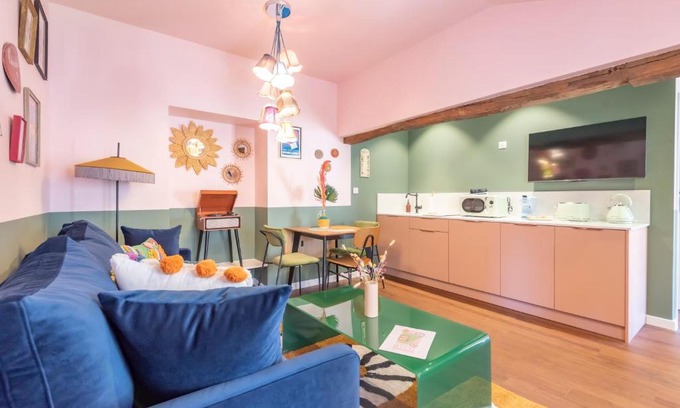 Macon Apartment | Le vintage . Centre-ville Mâcon . Atypique . Proche gare . Wifi . Climatisation . Confortable .