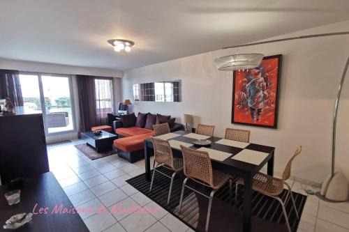 Quai de la Fosse Apartment | Le Voyage de Jade - Les Maisons de Madeleine