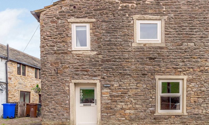 Fence Cottage | LEA VIEW, pet friendly, with open fire in Barrowford