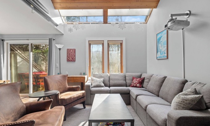 Warren Condo | Leaf Peeping Paradise! Cozy Mtn Condo with Grill, Pickleball, Relaxation