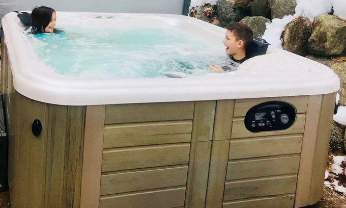 Traverse City House | Leelanau Therapy+ HotTub, JettedTub, FirePlace